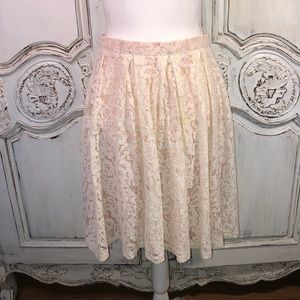 Forever 21 Lace Pleats Over Blush Lining Size Medium